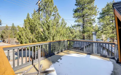 2 Mi to Big Bear Lake: Wooded Cabin w/ Deck!