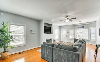 Inviting Norfolk Family Retreat: 1 Block to Beach!