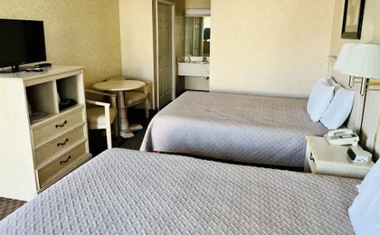 Court Plaza Inn & Suites of Mackinaw