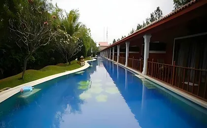 Lagoon Bay at Leonia Hotel