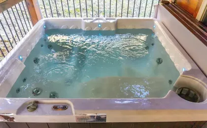 1 Mi to Parkway! Hot Tub Hideaway in Pigeon Forge