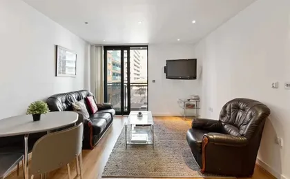 2 Bed W/private Balcony 10 min to Canary Wharf Stn