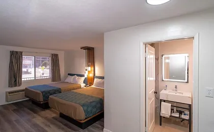 Central Phoenix Hotel