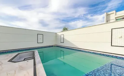 Aptos em Condo. c/ Piscina a 400 m da Praia