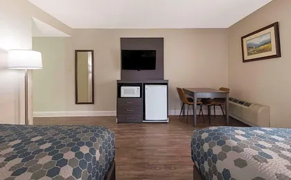 Econo Lodge Inn & Suites On The River