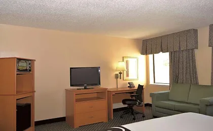 La Quinta Inn & Suites by Wyndham Tampa Fairgrounds - Casino