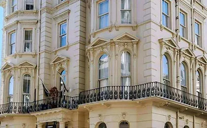 Kensington Gardens Hotel, Sonder