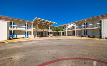 Motel 6 Dallas - Farmers Branch