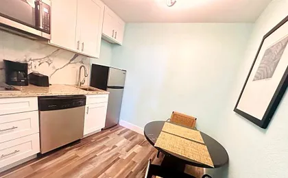 TAMPA BAY, BEACH step away, WIFI, FREE PARKING,POOLS, JACUZZI