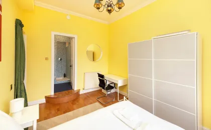 Stylish Southside Flat Near Old Town