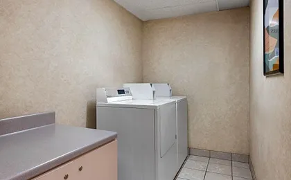 Days Inn and Suites by Wyndham Kansas City South
