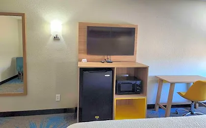 Days Inn & Suites by Wyndham New Iberia