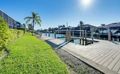 Canal-front Luxury Pool, Boat & Relax in Marco