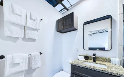 Bright Modern Loft by Port Beaches -unit 206