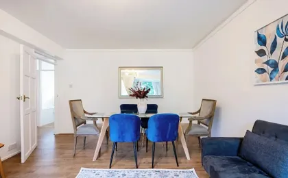 Cozy 2 bedroom flat- Heart of Victoria