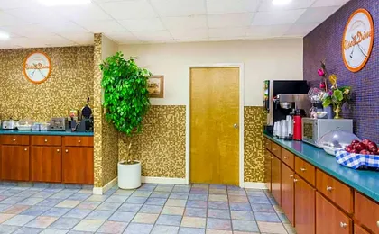 Howard Johnson by Wyndham Savannah GA