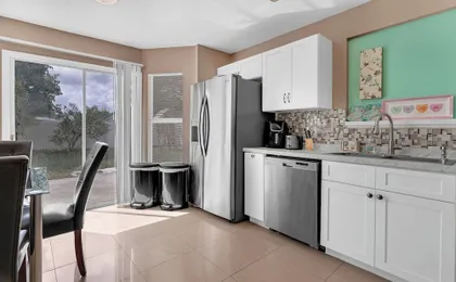 Comfortable 4BR Getaway: Wifi & Parking Included