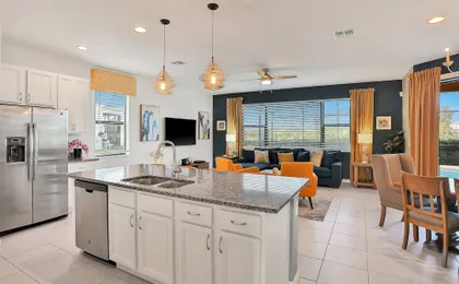Modern Family Home - Private Pool, Lanai, Wifi, Central AC & Washer-dryer