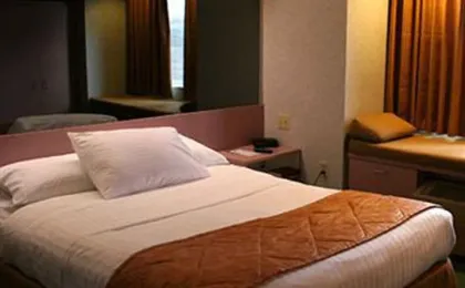 CenterWay Hotel Buffalo North Near University