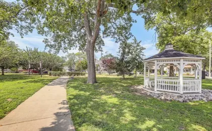 Stroll to Ocean Grove Boardwalk & Beach: Sleek Apt