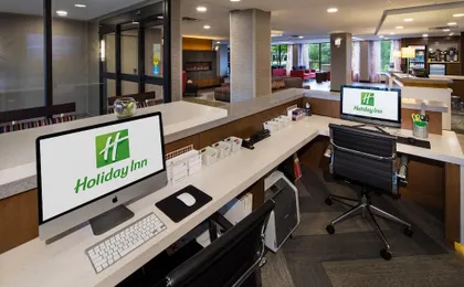 Holiday Inn Milwaukee Riverfront