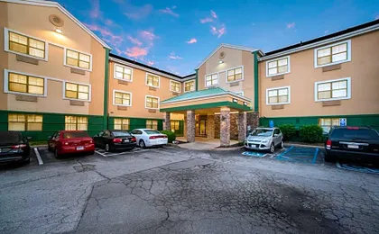 HomeTowne Studios by Red Roof St. Louis - Airport/ N Lindbergh