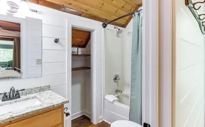 Creek Front Cabin w/ Hot Tub+fire Pit