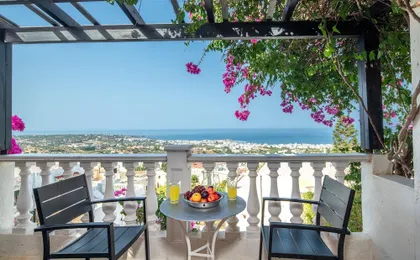 Apartment - Sleeps 10 - Parking - Garden - Pool