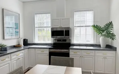 Classy 3-Story Downtown Apt