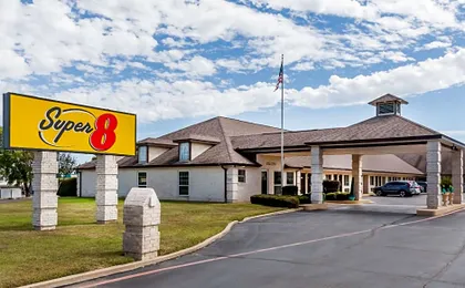 Super 8 by Wyndham Cleburne