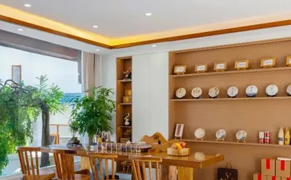 Man Xiang Cloud Retreat: Chinese-Themed Cinema Suites with Scenic Views
