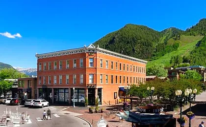Independence Square 308, Top Floor Hotel Room with Ideal Downtown Location