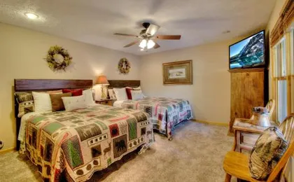 Gorgeous "Country Roads" by HoneyBearCabins 4BR 4BA, next to pool, easy drive, main strip location!