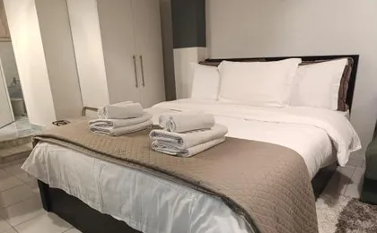 Isalos Urban Oasis Thessaloniki - Tranquil Garden Retreat - Walk to City Center - Free Easy Parking - Near Helexpo & University