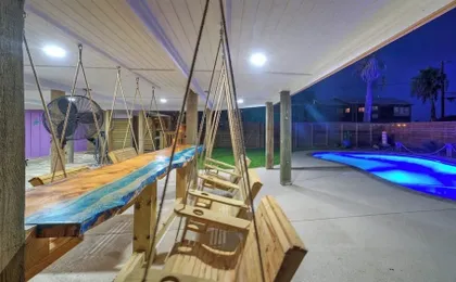 Barefoot and Salty & Tequila Tides by Avantstay. Sleeps 20 2 Homes + Dual Pools + Golf Cart 5 Min to Beach Port Aransas