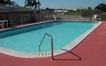 Econo Lodge Inn & Suites