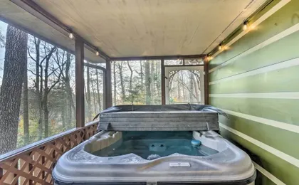 Woodsy Pigeon Forge Hideaway: Private Hot Tub