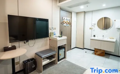 Shanghai Xingxin Holiday Hotel (Zhouhai Road Subway Station)