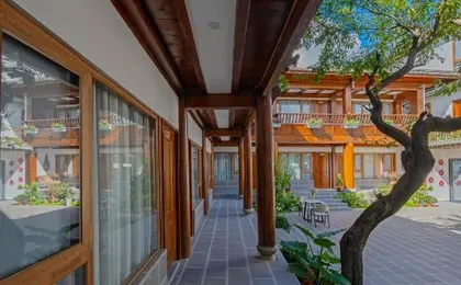 Man Xiang Cloud Retreat: Chinese-Themed Cinema Suites with Scenic Views