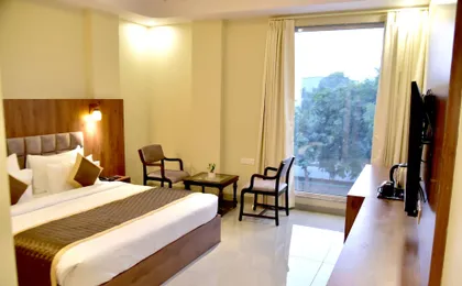 Hotel Aarna Premier