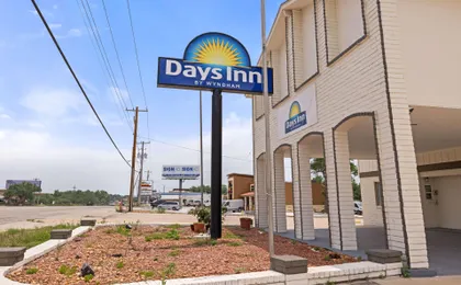 Days Inn by Wyndham Kenedy