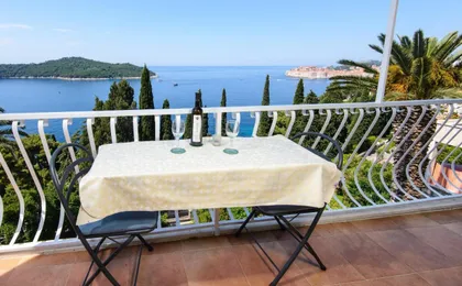 2-Bed Apt Sleeps 4 with Sea View 10 Min To Beach
