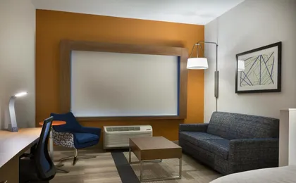 Holiday Inn Express & Suites Fayetteville South
