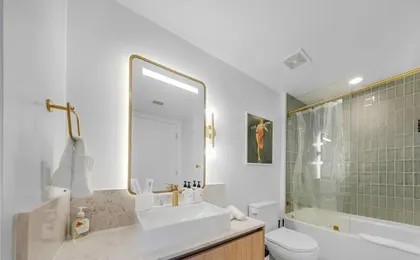 43rd-Floor Skyline Suite - Pool & Gym
