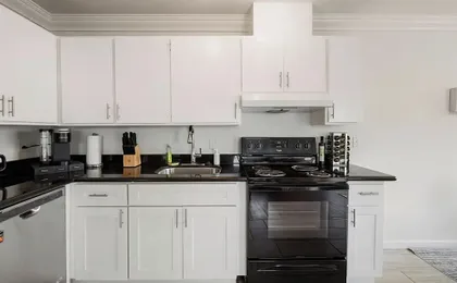 Tranquil 2BR with Coastal Mountain Views