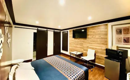Casa Blanca Inn & Suites
