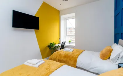 Cheerful 2 Bedroom Homely Apartment, Sleeps 4 Guest Comfy, 3x Double Bed, Parking, Free Wifi, Suitable for Business, Leisure Guest,Glasgow, Glasgow West End, Near City Centre, Perfect for Common Wealth Games 2026