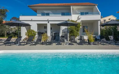 Royal Choice with Pool
