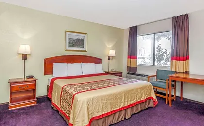 Super 8 by Wyndham Bakersfield/Central