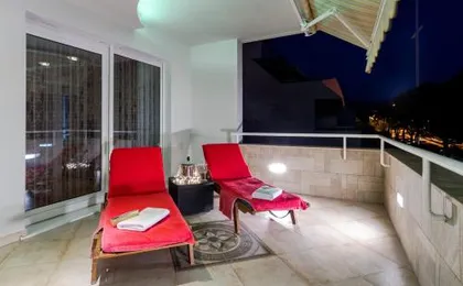 Luxury Seaside Apartment